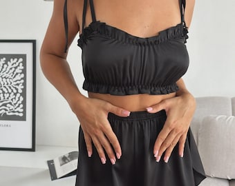 Svart sidenpyjamaset: Damtopp och shorts