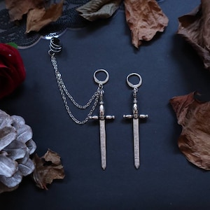 Pendientes de cadena con forma de espada y puño de oreja / Pendientes de cadena con forma de espada y puño de oreja / Pendientes de cadena con forma de espada y puño de oreja / Pendientes de acero inoxidable / Tarot, gótico, brujería