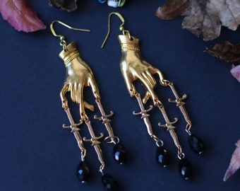 Boucles d'oreilles pendantes en cristal noir Golden Swords | Boucles d'oreilles épée gothique à la main | Boucles d'oreilles hypoallergéniques à crochet et épée | Gothique, Wario
