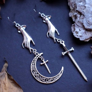 Boucles d&#39;oreilles épée et lune à la main - créoles hypoallergéniques - créoles en acier inoxydable - gothique, médiéval, viking, alternatif, goth
