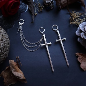 Pendientes de cadena con puño de espada / Góticos, alternativos, góticos, medievales, tarot, vikingos, bohemios, alternativos, brujería