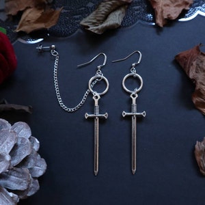 Pendientes de espadas de cadena de puño de oreja / Pendientes de cadena de puño de espada / Pendientes de espadas de cadena de acero inoxidable / Pendientes de espadas de cadena de puño / Gótico
