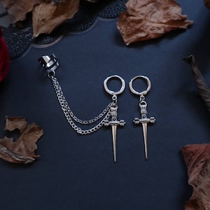 Pendientes de cadena con espadas y puños de oreja / Pendientes de cadena con espadas góticas / Pendientes de cadena con espadas y puños de acero inoxidable / Pendientes de cadena con espadas