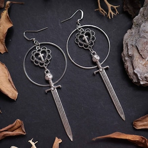 Boucles d&#39;oreilles créoles épée croix coeur - Boucles d&#39;oreilles créoles épée gothiques - Boucles d&#39;oreilles hypoallergéniques en acier inoxydable - Gothiques, médiévales, tarot