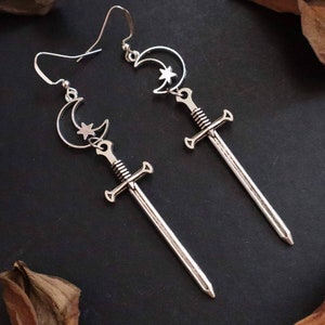 Boucles d&#39;oreilles épée étoile lune - boucles d&#39;oreilles épée pendantes hypoallergéniques - boho, alternatives, sorcellerie, tarot, viking, alternative, boucles d&#39;oreilles goth