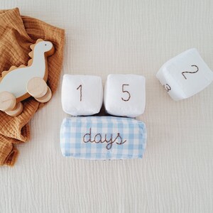 Bloques marcadores de mes con estampado de cuadros celestes - Juego de cubos blandos para marcar la edad de tu bebé - Regalo de bienvenida para recién nacidos - Accesorios para fotos