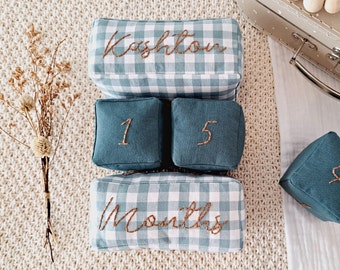 Gingham blauwgroen blauwe babymaand mijlpaalblokken, Baby mijlpaalblokken met handgeborduurde aangepaste naam, Zwangerschapscadeau voor beste vriend