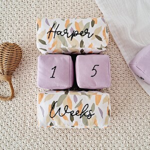 Bloques de hitos mensuales personalizados, juego de bloques de edad para bebés bordados a mano, bloques de hitos para bebés de color lila, accesorio de fotografía mensual