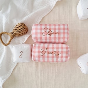 Bloques mensuales de tela rosa personalizados - Bloques de seguimiento de hitos del bebé a cuadros - Accesorios fotográficos para el primer año del bebé