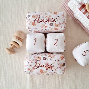 Bloques de edad para bebés con patrón de flores boho - Hito semanal bordado a mano - Decoración de guardería en tonos tierra suaves