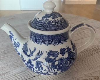 Vintage beautiful Churchill blue Willow Large teapot excellent condition