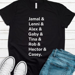 Könnte beinhalten: Schwarzes T-Shirt mit weißem Text, der "Jamal & Lenni & Alex & Gaby & Tina & Rob & Hector & Casey." lautet.