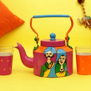 Handbemalter indischer Wasserkocher mit Glas, Rajasthani Tee-Set mit 2 Schneide-Chai-Glas-Kaffee-Gieß-Set Buntes Holi-Geschenk für Tee-Liebhaber