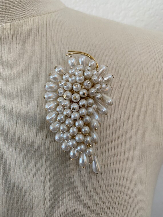 Vintage Faux Pearl and Gold Metal Brooch - image 8