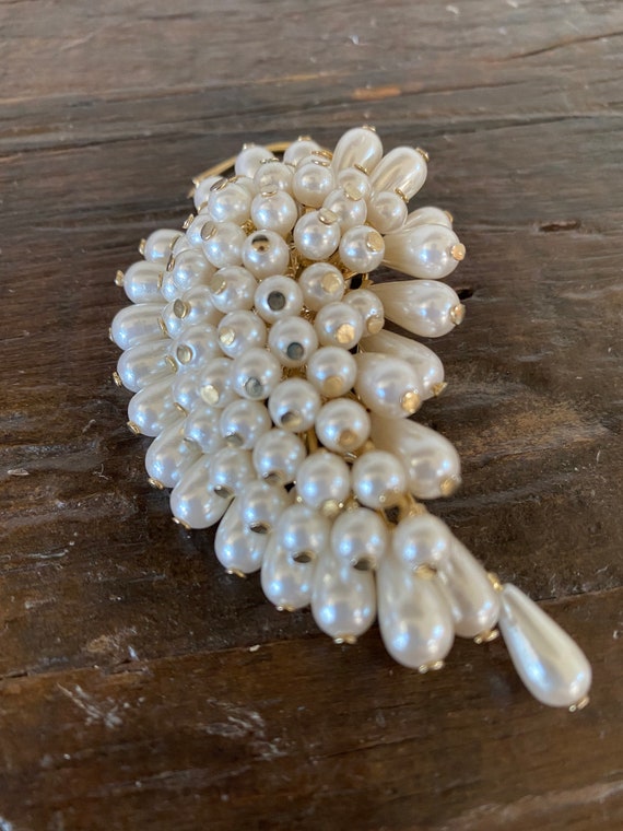 Vintage Faux Pearl and Gold Metal Brooch - image 4