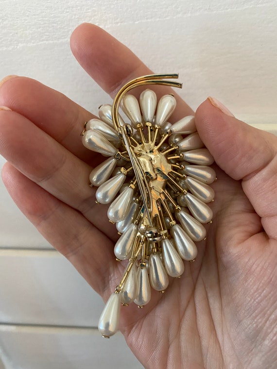Vintage Faux Pearl and Gold Metal Brooch - image 3