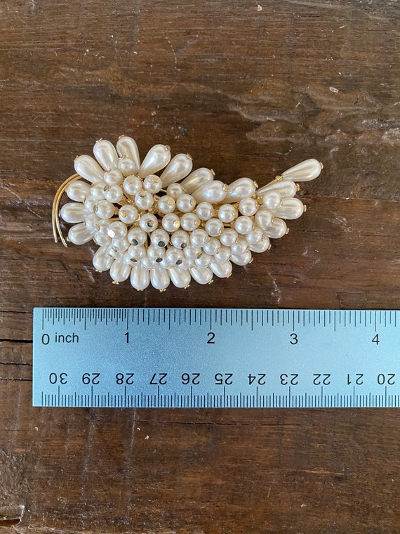 Vintage Faux Pearl and Gold Metal Brooch - image 7