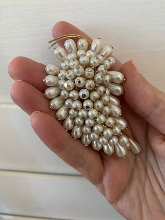 Vintage Faux Pearl and Gold Metal Brooch - image 2