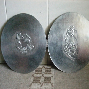 2 Everlast Hand Forged Aluminum Trivets, Vintage Metal Trivet, Floral and Grape Design Oval Hot Plate Pads