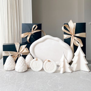 Christmas Candle Gift Set Aesthetic Home Decor Christmas Set for Family Soy Pine Cones Candle Xmas Tree Candle Holiday Season Home Decor