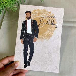 King's Happy Birthday Card Afro Hair Bearded Black Man. Gemengde zwarte vader, mannelijke stijlvolle man. Afrikaans-Amerikaanse etnische melanine-wenskaarten