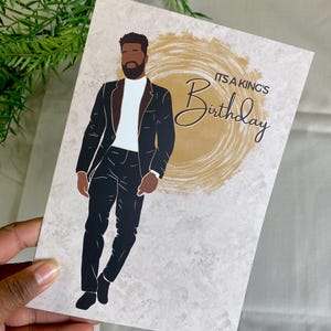 Biglietto di auguri di buon compleanno del re, uomo nero con barba e capelli afro. Biglietto di auguri per papà nero, uomo di classe nero. Biglietti di auguri etnici afroamericani con melanina