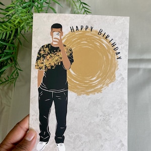 Biglietto di auguri di compleanno per uomo di colore di razza mista. Maschio di colore. Giovane uomo elegante afroamericano etnico melanina biglietti di auguri ragazzo adolescente pelle chiara