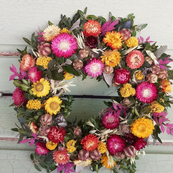 Kunterbunter Türkranz aus frischem Grün und Trockenblumen gebunden