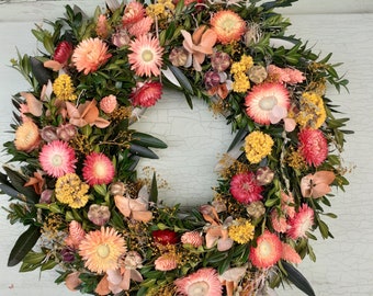 Blumiger Türkranz aus Trockenblumen in feurigen Farben