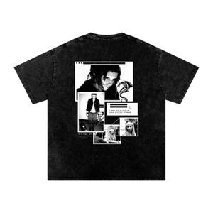 Può includere: T-shirt nero con stampa grafica in bianco e nero. Il design presenta un collage di immagini, tra cui un ritratto e il testo: "I want you to help me catch a killer of memes."