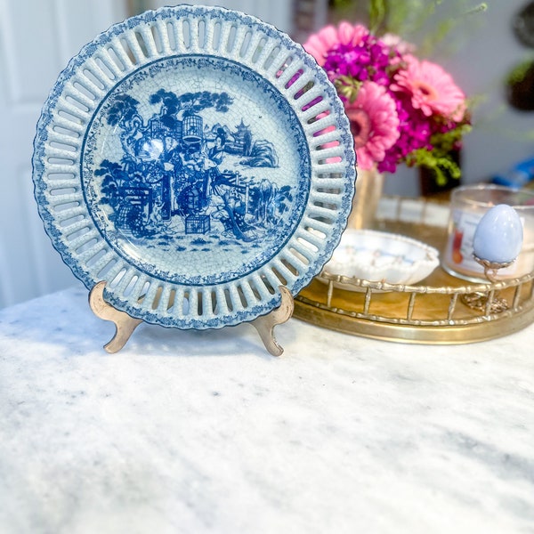 Blue and white reticulated plate