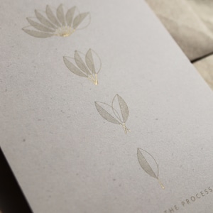 Postkarte, DIN6, "trust the process" Offsetdruck, Goldveredelt mit Hand + Packpapierumschlag mit Sonnengoldstempel, Naturpapier