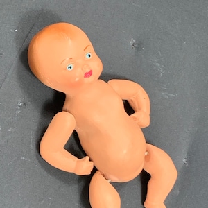 Alte Puppe von 10 cm mit beweglichen Armen und Beinen - schönes handgemaltes Gesicht - die Schnur muss repariert werden