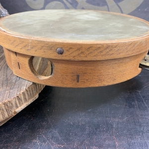 Antique wooden tambourine with a diameter of 20.5 cm and 3 bell rings.