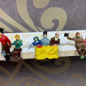 3er Set Figuren zur Puppenstubendekoration - Miniaturdeko - Kunststoff - sitzende Figuren, zum Kleben