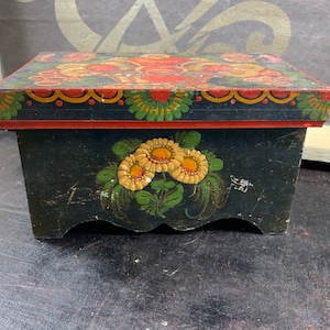 Beautiful hand-painted wooden vintage suitcase - storage box - with flowers - in excellent condition - Ragaz