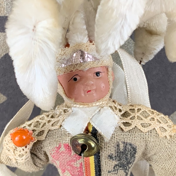 Aalst Gilles Puppe von 12,5 cm (ohne Federn) - Zelluloidgesicht - mit Clogs und Orange in der Hand - Karnevalspuppe von Aalst
