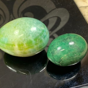 Set of 2 beautiful eggs - marble eggs - decorative - perfect condition