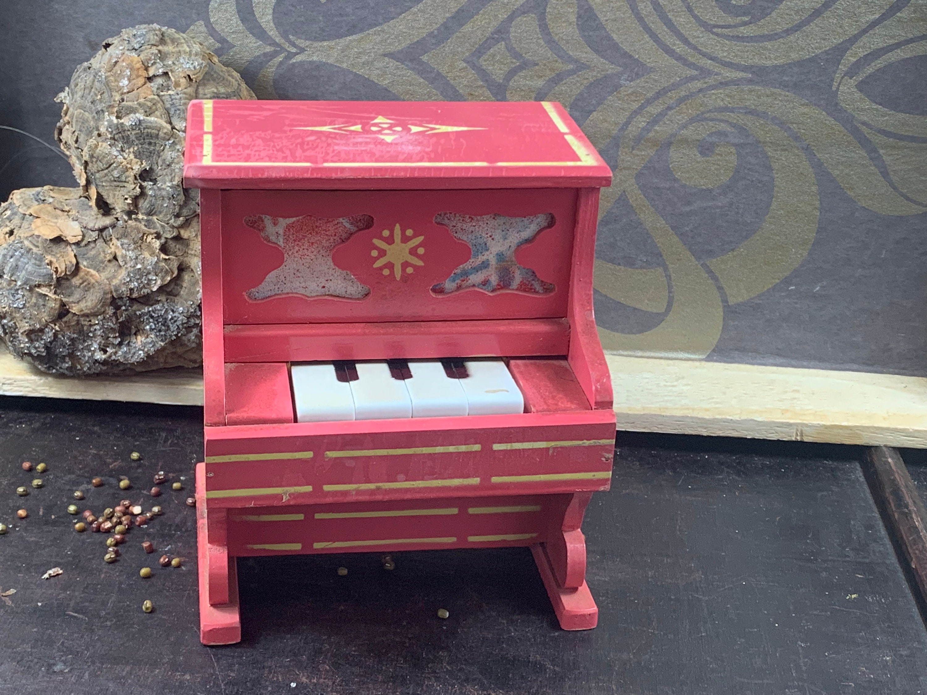 Piano jouet années 50 en bois peint - Rêve de Brocante