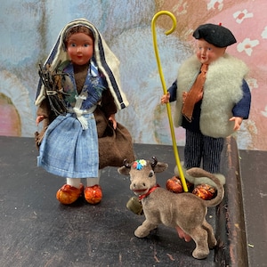Vintage - muy bonitas muñecas de traje tradicional de una pareja con una cabra