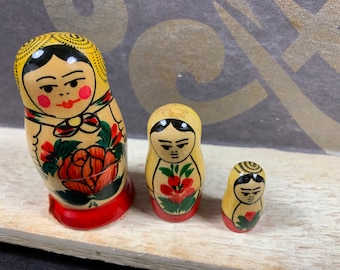 Bambole matrioska russe d'epoca in legno - set di 3