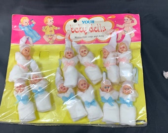 Mini boneca de 8 cm com olhos que se fecham - embrulhada em um pano com uma fita rosa ou azul - vintage