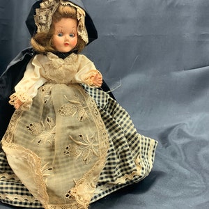 Old traditional costume doll with sleepy eyes - 15 cm - good condition - collectible doll