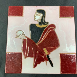 Vintage keramische kunsttegel 1963/handgeschilderde art tile met figuur/mid century studio pottery wanddecoratie/Hand Painted Ceramic