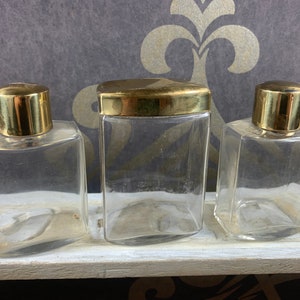 Glazen set voor antiek boudoir, kleedkamer of rustieke badkamer - accessoires reiskoffer - reistoilet artikelen - vintage mannen reisset
