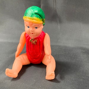 11 cm (4.38 インチ) の美しいセルロイド人形 - 手足に紐、手描きの衣服 - 1960 年代 - 良好な状態