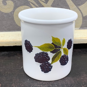 Beautiful modern porcelain pot - spoon pot - designed by ASA Selection - blackberries - made in Germany