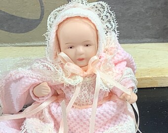 Porcelain doll in pink christening gown – movable limbs – 13 cm (27 cm incl. dress) – vintage baby doll – mint condition (in box)