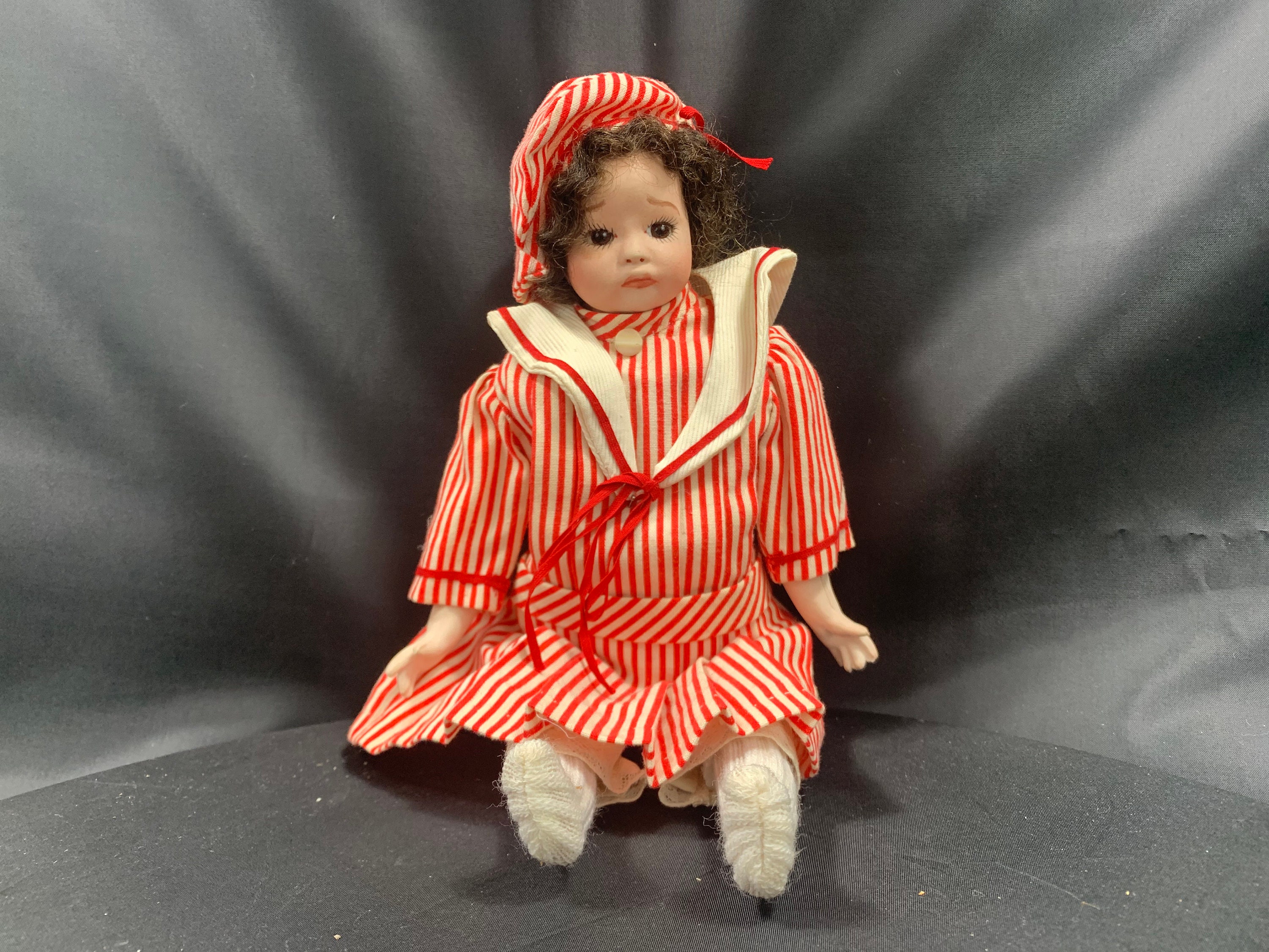 Poupée Ancienne – Tête, Mains Et Pieds En Porcelaine – Corps En Tissu – Vintage