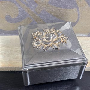 Caixa de joias vintage com motivo de rosas - caixa de armazenamento quadrada clássica - prateada com interior de veludo - peça decorativa para penteadeira.